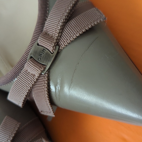 Greige ribbon trimmed pumps size 6.5 - Picture 7 of 12